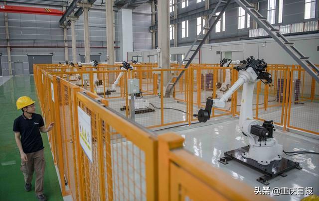 5月6日,重庆华数车间,研发人员正在对工业机器人进行连续运行测试.